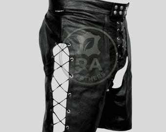 Svarta Läderchaps med Snörning och Sidodetalj, Specialtillverkade Biker Shorts