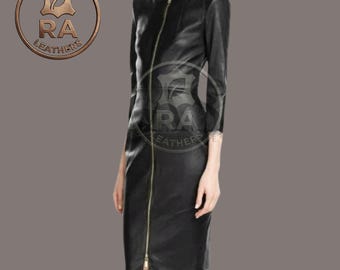 Vestido midi ajustado de piel auténtica negra para mujer con cremallera frontal y cuello mandarín.