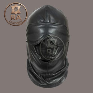 Puede incluir: Una taza de cerámica blanca con un asa negra y el texto "But First, Coffee" en negro, en negrita. La taza está sobre una superficie blanca.