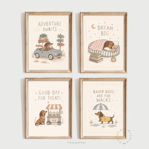Pode incluir: Um conjunto de quatro quadros decorativos com ilustrações de um cão dachshund. As gravuras mostram o cão a conduzir com o texto ADVENTURE AWAITS, a dormir com DREAM BIG, junto a um carrinho com GOOD DAY FOR TREATS e à chuva com RAINY DAYS ARE FOR WALKS.