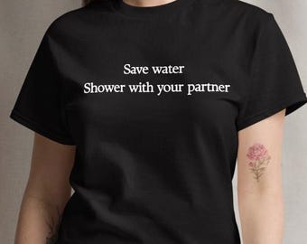 Ahorra agua en la ducha con tu pareja (camiseta unisex)