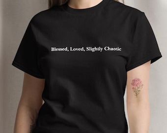 Camiseta "Bendecida, Amada, Ligeramente Caótica"