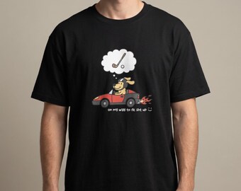 Camiseta con perro de dibujos animados conduciendo hacia un campo de golf