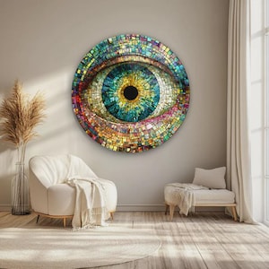 Puede incluir: Una gran obra de arte mural redonda que representa un ojo de mosaico. El ojo presenta una pupila negra, un iris azul vibrante y un patrón de mosaico multicolor en tonos de verde, amarillo, rojo y morado. La obra de arte está montada en una pared de color neutro.