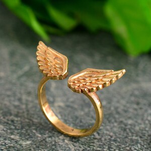 Anillo de alas de latón hecho a mano, banda abierta de guardián angelical, joyería minimalista bohemia.