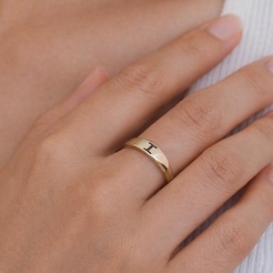 ハンドメイド真鍮シグネットリング、ミニマリストイニシャルIスタッキングバンド、ボヘミアンアルファベットジュエリー、