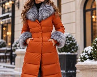 Cappotto lungo arancione imbottito con bordo in pelliccia, cappotto invernale da donna con cintura, parka caldo trapuntato