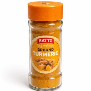 Puede incluir: Un tarro de vidrio transparente de cúrcuma molida con tapa naranja. El tarro tiene una etiqueta con el texto "BATTS Ingredients GROUND TURMERIC" y una ilustración de raíces de cúrcuma. El tarro está lleno de polvo amarillo brillante.