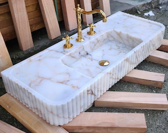 Lavabo de mármol Calacatta Gold. Lavabo de baño de encimera con acabado acanalado, para montaje en pared o sobre encimera.