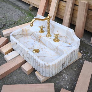 Bring antique charm to your home with our antique marble sinks and marble sink consoles. Each marble sink antique piece is a tribute to classic craftsmanship, blending history with the enduring beauty of stone marble sinks. Shop fluted marble sinks, ribbed marble sinks, marble vessel sinks. Handmade from the finest natural marbles for stunning home designs. Handcrafted marble sinks from Turkey. marble basin sinks, vanity sinks, and custom sink tops in beautiful natural stones like viola marble.