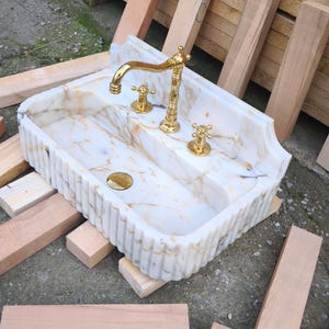 Looking for a unique marble sink? Our marble vessel sinks and marble countertop sinks are sculpted from premium stones like arabescato marble and calacatta gold marble. Add elegance to your bathroom with a true piece of art. Discover luxury marble vessel sinks, floating sinks, and integrated sinks. Perfect for elegant bathroom and kitchen upgrades. Custom orders available! Handmade marble sinks: calacatta sink, viola sink, carrara sink. Wall mounted, floating, and farmhouse marble sink designs.
