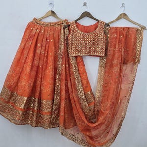 Lehenga Choli in organza arancione con motivi floreali / Abito da sposa indiano con ricami di paillettes zari