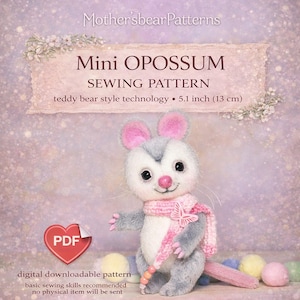 Puede incluir: Un patrón de costura de zarigüeya de peluche. La zarigüeya es gris, blanca y rosa, con una bufanda rosa y una mariposa. El patrón incluye el texto "Mini OPOSSUM SEWING PATTERN" y mide 13 cm.