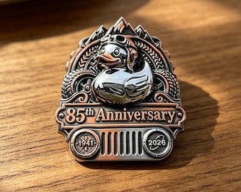 Metalowa odznaka Vintage Adventure Duck: emblemat Jeepa z okazji 85. rocznicy (1941–2026)