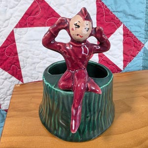 Vintage Keramik Älvkruka Grön Trädstubbe Vinröd Figur Liten