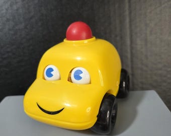 Cochecito de juguete vintage Ambi Toys de 1979, el primer cochecito del bebé, amarillo con ojos, visto en Baby Einstein.