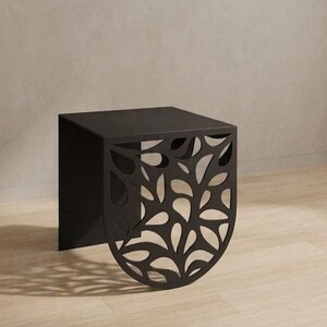 Una mesa de metal con elementos decorativos. Muebles elegantes y cómodos para su confort.