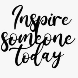 Può includere: Un design grafico nero che presenta il testo Inspire someone today scritto in un carattere corsivo fluido. Le lettere sono di colore nero pieno e disposte su tre righe sovrapposte su uno sfondo bianco uniforme.