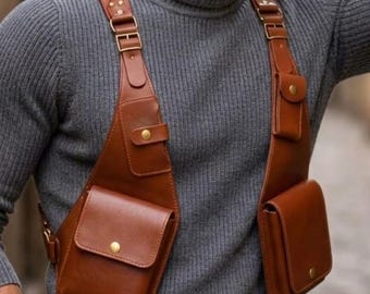 Porque se coloca debajo de los brazos y sobre los hombros como una funda de pistola tradicional.