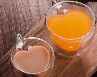 Tazza in vetro a doppia parete a forma di cuore con manico, tazza da caffè isolata, vetro borosilicato trasparente