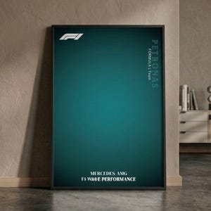 Puede incluir: Un póster enmarcado con un fondo degradado de color verde azulado. La esquina superior izquierda presenta un logotipo blanco. El lado derecho tiene el texto "PETRONAS Formula 1 Team". La parte inferior tiene el texto "MERCEDES-AMG F1 W14 E PERFORMANCE".