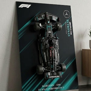 Pode incluir: Um pôster preto e verde-azulado do Mercedes-AMG F1 W14 E Performance. O pôster apresenta uma imagem detalhada do carro de corrida, com o logotipo da Mercedes e o logotipo da F1 no canto superior esquerdo. O texto "PETRONAS FORMULA 1 Team" é visível.