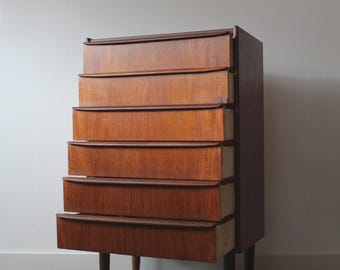 Cómoda alta de teca vintage, estrecha, con 6 cajones.