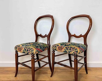 Coppia di sedie da pranzo imbottite in mogano con schienale a palloncino.