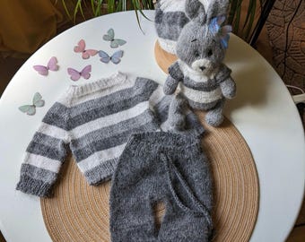Conjunto para recém-nascido tricotado à mão: Roupa de pele de vison para bebê menino/menina com coelhinho de pelúcia combinando | Suéter listrado macio, calça com cordão, gorro com pompom de pele