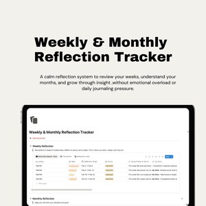 Könnte beinhalten: Ein digitales Tablet mit einer "Weekly & Monthly Reflection Tracker"-Oberfläche. Der Bildschirm zeigt ein Reflexionssystem zur Überprüfung von Wochen und Monaten. Der Text "Weekly & Monthly Reflection Tracker" steht oben auf dem Bildschirm.