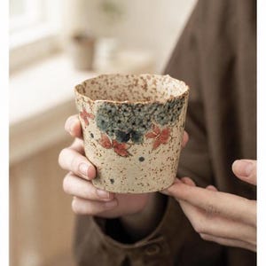 和風陶器コーヒーカップ 7オンス、ハンドメイドティーカップ、ヴィンテージ花柄湯呑みカップ、日本製陶器製ドリンクウェア、職人手作りコーヒーマグギフト