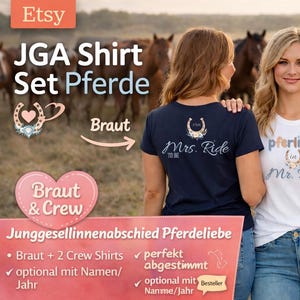Könnte beinhalten: Drei Frauen tragen passende marineblaue und weiße T-Shirts mit Pferdemotiven. Die Shirts tragen die Aufschriften "Mrs. Ride", "pferdeliebt in Mr. Ride" und "Crew 2020". Im Hintergrund sind Pferde auf einer Wiese zu sehen.