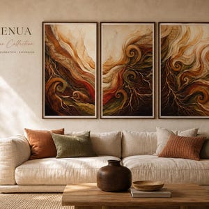 Può includere: Un trittico di arte murale incorniciata con motivi astratti vorticosi in tonalità marrone scuro, arancione ruggine e verde tenue. Il testo "WHENUA Te Taiao Collection FORMATION FOUNDATION EXPANSION" è stampato nell'angolo in alto a sinistra.