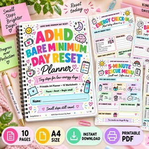Może przedstawiać: Spiralny planer ADHD Bare Minimum Day Reset z kolorowym tekstem i ilustracjami, któremu towarzyszą cztery pasujące arkusze do druku, w tym Energy Check-In, Brain Dump, 5-Minute Rescue Menu oraz Low-Energy Task Menu.