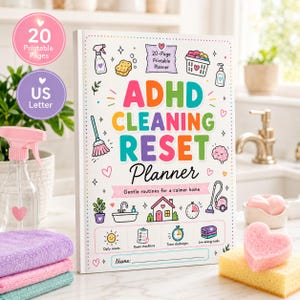 Puede incluir: Un planificador de limpieza ADHD blanco con texto colorido e ilustraciones de artículos de limpieza como un atomizador, una escoba y una aspiradora. La portada muestra el título, 20 páginas imprimibles, tamaño US Letter y un espacio para un nombre. Corazones e iconos decoran la página.