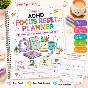 Puede incluir: Un planificador ADHD Focus Reset de espiral con una portada colorida que presenta ilustraciones de dibujos animados de un temporizador, un cuaderno, un portalápices y una taza. La portada incluye texto como ADHD Focus Reset Planner y Gentle tools to get unstuck and start small. Se incluye una página Five-Minute Start junto a marcadores y una taza.