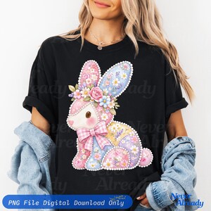 Könnte beinhalten: Schwarzes T-Shirt mit einem farbenfrohen Osterhasen-Design. Der Hase ist mit floralen Akzenten, einer rosa Schleife und einem Patchwork-Muster in Pastellfarben verziert. Der Text "PNG File Digital Download Only" befindet sich unten.