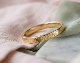 Delicato anello placcato oro 18 carati con nome inciso – Gioiello personalizzato su misura, regalo minimalista per lei, mamma, coppia e ricordo di famiglia