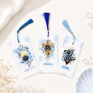 Marque-page illustré artisanal avec pompon – Signet mystique bleu et doré – Harmony, Lucky ou Carpe Diem – Cadeau lecteur