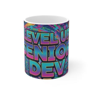 Puede incluir: Taza de cerámica blanca con un diseño colorido. La taza presenta el texto "LEVEL UP SENIOR DEV" en letras grandes y en negrita con un degradado de azul, turquesa y rosa. El fondo tiene un patrón abstracto vibrante.