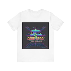 Op de afbeelding: Wit t-shirt met een kleurrijk grafisch ontwerp. Het ontwerp toont een afstudeerhoed, rollen en een slang gewikkeld rond een staf, met de tekst "CODE GRAD PYTHON DEVELOPER". Het ontwerp staat tegen een donkere achtergrond met een raster.