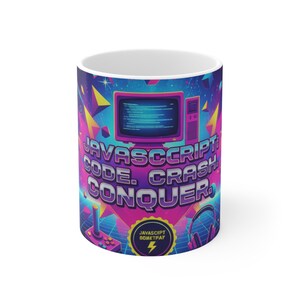 Könnte beinhalten: Weißer Keramikbecher mit einem lebendigen Design mit den Worten "JAVASCRIPT CODE. CRASH. CONQUER." in einer Retro-Schriftart. Das Design umfasst einen Vintage-Computermonitor, einen Joystick und Kopfhörer mit einem Neonfarbschema.