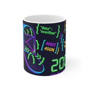 Puede incluir: Taza de cerámica blanca con un diseño envolvente que presenta un icono de correo electrónico de estilo neón y texto relacionado con la codificación. El texto incluye frases como "data: overflow" y números en una estética vibrante inspirada en la tecnología.