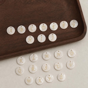 Natürlicher Perlmutt Runder Buchstabe Charm, vergoldeter Anfangsanhänger, DIY Schmuckherstellung, Brautjungfer Geschenk
