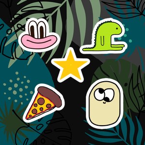 Peut inclure: Plusieurs autocollants de dessins animés colorés sur un fond sombre avec des motifs de feuilles vertes et bleues. Les autocollants comprennent un visage de singe, un dinosaure vert, une étoile jaune, une part de pizza et un personnage beige.