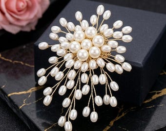 Spilla di perle - Bouquet di fiori con nappe, elegante accessorio di moda