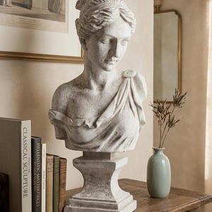 Stor antik dambyst 22": Grekisk gudinnastaty med väderbiten steneffekt, klassisk shabby chic-skulptur, vintage heminredning
