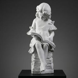 Peut inclure: Une sculpture blanche d'une jeune fille lisant un livre. La fille est assise, les jambes croisées, et porte une robe à manches à volants. La sculpture est sur un socle noir sur fond gris.
