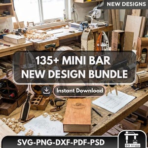 Könnte beinhalten: Eine Sammlung von Mini-Bar-Designs aus Holz, darunter Weinregale und dekorative Boxen, wird auf einer Holzwerkbank gezeigt. Das Bild enthält den Text "135+ MINI BAR NEW DESIGN BUNDLE" und "Instant Download". Die Designs sind in SVG, PNG, DXF, PDF und PSD verfügbar.