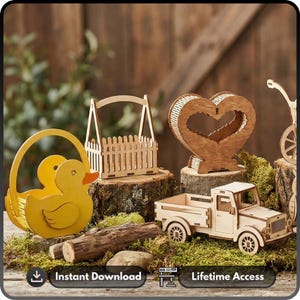 Op de afbeelding: Een verzameling houten ambachten, waaronder een gele eendenmand, een hek, een hartvormige decoratie en een kleine vrachtwagen. De ambachten worden gepresenteerd op mos en hout, met de woorden "Instant Download" en "Lifetime Access".